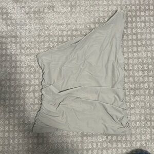 One shoulder cropped tank